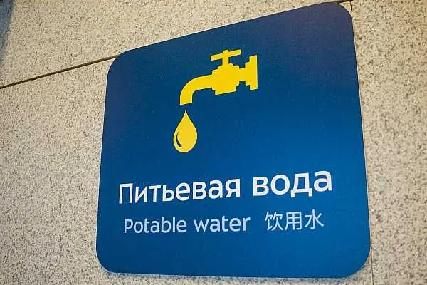 ФАС 42 аэропорта обеспечивают пассажиров бесплатной питьевой водой Бесплатной питьевой водой пассажиров обеспечивают 42 аэропорта заявили в ФАС России по итогам проведенной проверки ценообразования на потребительские товары в крупнейших аэропортах 28 регионов страны Об этом сообщает ТАСС со ссылкой на пресс службу ведомства Ранее антимонопольные органы возбудили четыре дела и выдали одно предупреждение о необходимости снижения цен на питьевую воду в стерильной зоне По итогам проверок служба предложила аэропортам обеспечивать пассажиров бесплатной питьевой водой в зонах куда запрещено проходить со своими напитками Всего на сегодняшний день рекомендации ведомства последовали 42 аэропорта они установили кулеры отметили в ведомстве aviaru net n294841 Оставайся в информационном потоке подпишись на наш канал в MAX