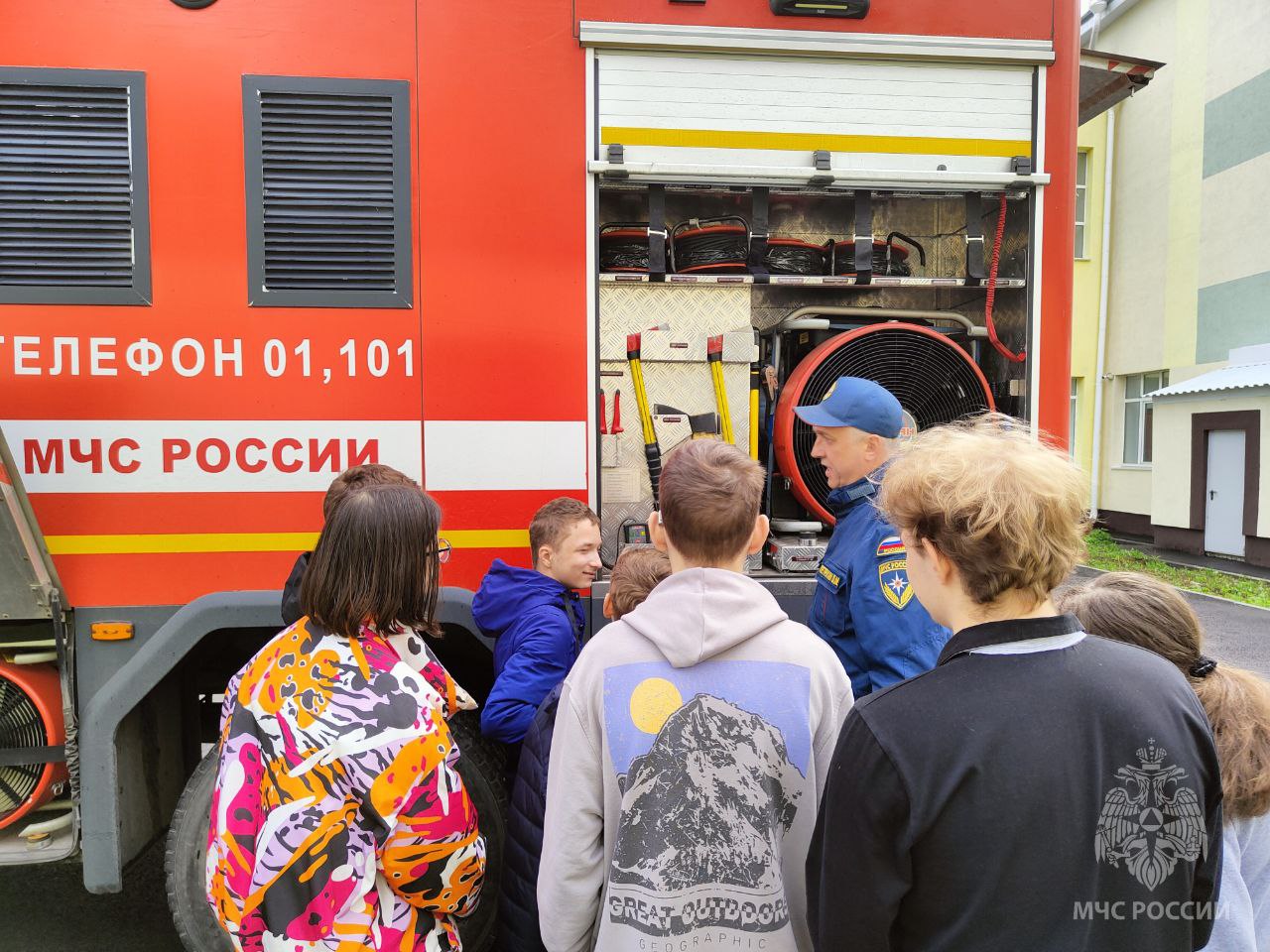  Грани безопасности Масштабный квест по ОБЖ для детей с нарушениями слуха прошёл в Нижнем Новгороде. "Школу безопасности" посетили около сотни мальчишек и девчонок. Испытали себя и освоили новые грани безопасного поведения. Пожар и эвакуация из здания; безопасность в быту и природной среде; первая помощь и психологическая поддержка - эти другие уровни квеста ребята преодолели в теории и на практике. Здесь развернулся интерактивный музей пожарного дела под открытым небом. Ребята познакомились с уникальным образцом техники на службе МЧС России - единственным в Поволжье многоцелевым пожарным автомобилем газодымозащитной службы Специализированной пожарно-спасательной части Нижегородской области. В благодарность мальчишки и девчонки подарили пожарным свои рисунки. Проект по расширению доступной среды в области ОБЖ реализуется в рамках инициативы МЧС России «Безопасность доступна каждому». Цель – научить основам безопасного поведения детей с ограниченными возможностями по здоровью. "Школа-интернат №65" - постоянный участник проектов по расширению безопасной среды для своих воспитанников и делает всё необходимое для социальной адаптации детей с недостатками слуха в обществе, формируя уверенность в своих силах и чувство равных возможностей. МЧС России: безопасность доступна каждому!