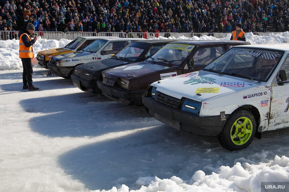 В Путино на льду пруда строят трассу для автогонок  Здесь 28-29 декабря состоится финал Открытого Чемпионата Пермского края по ледовым трековым гонкам. На соревнования приедут спортсмены из Татарстана, Удмуртии, Екатеринбурга, Кургана, Омска, Кирова, Республики Мари-Эл.