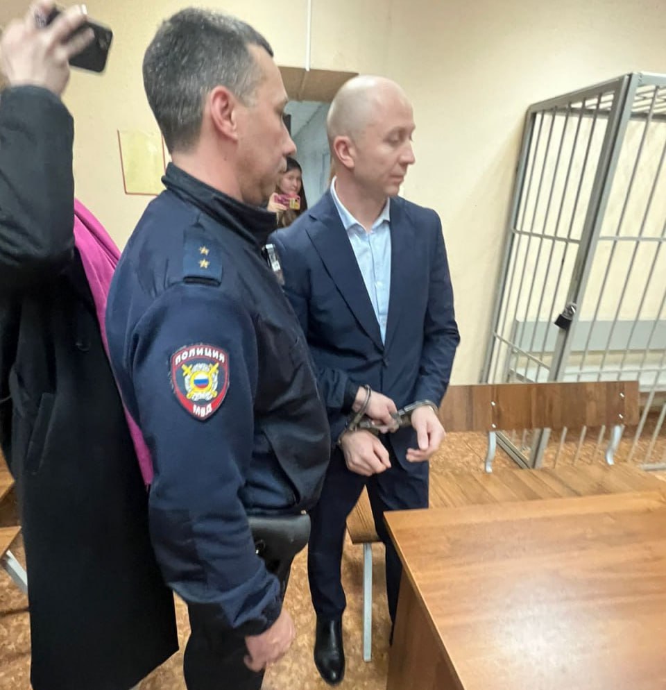 В Свердловский облсуд поступила апелляционная жалоба на приговор бывшему начальнику Управления экономической безопасности и противодействия коррупции УЭБиПК регионального ГУ МВД Андрею Дьякову Ранее ему было назначено 4 года колонии за получение взятки в 200 млн рублей и злоупотребление должностными полномочиями Приговор обжаловала прокуратура теперь приговор могут ужесточить