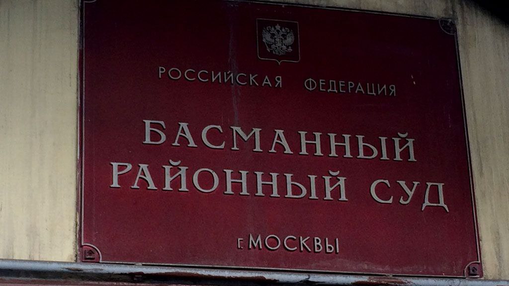 Следствие продолжает допросы по делу о поставках сухпайков для армии  Басманный суд Москвы 20 апреля арестовал топ-менеджеров АО "Грязинский пищевой комбинат"  ГПК  Александра Михайленко, Валерия Ковалевича и Эльвиру Смирнову по делу о ненадлежащем оказании услуг по организации питания для нужд министерства обороны России.   Как сообщали тогда в суде, стоимость заключенных с Минобороны контрактов была заведомо завышена, а качество продукции не соответствовало условиям контракта. Сумма ущерба составила 1,3 миллиарда рублей, стало известно в ходе одного из судебных заседаний. Экспертиза посчитала запрещенными к использованию сухпайки, фигурирующие в уголовном деле.  Бывший замминистра обороны генерал армии Дмитрий Булгаков, отвечавший за материально-техническое обеспечение ВС России, был арестован в июле. Как сообщали в правоохранительных органах, Булгаков лоббировал интересы АО "Грязинский пищевой комбинат", используя служебное положение.