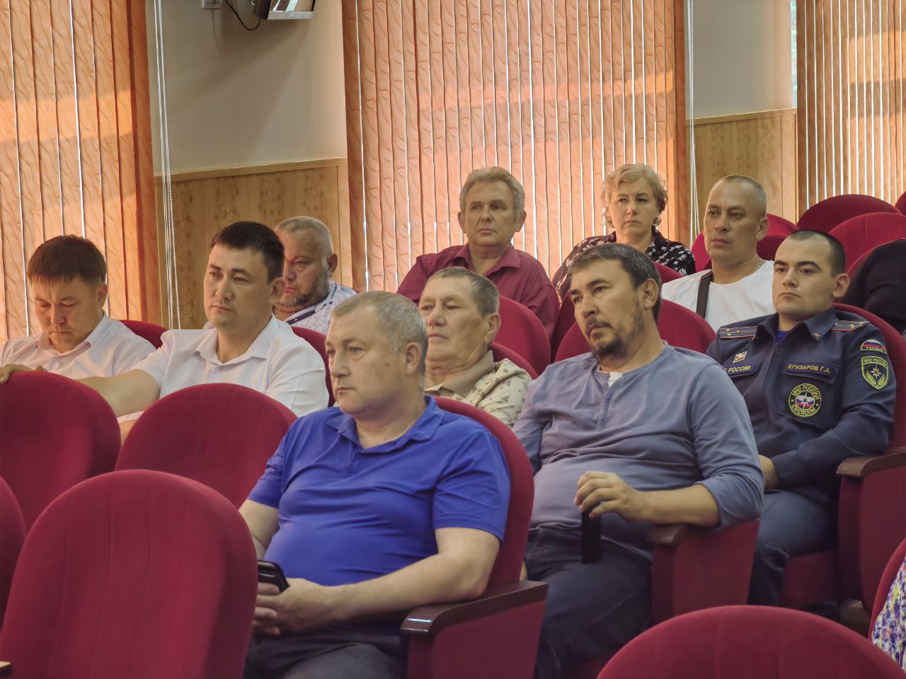 Совет отцов обсудил безопасный отдых детей в летний период В станице Курской прошло заседание Межрайонного совета отцов, посвященное подготовке к летнему сезону. Основными темами стали создание безопасных условий для отдыха детей и организация их досуга. В мероприятии принял участие председатель краевого совета отцов Александр Резюк. Участники обсудили ключевые аспекты летней оздоровительной кампании, включая: - развитие спортивных и культурных программ для детей; - усиление мер безопасности в местах массового пребывания, включая пришкольные и загородные лагеря; - взаимодействие с правоохранительными и медицинскими службами для оперативного реагирования на возможные угрозы. Особое внимание было уделено профилактике травматизма и правонарушений среди несовершеннолетних. Члены совета отцов подчеркнули важность просветительской работы с детьми и родителями.