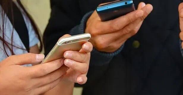 Телефонные счета под контроль в Турции вводят лимит на тарифы до запуска 5G Совет по информационным и коммуникационным технологиям BTK объявил о введении нового потолка цен на мобильные услуги Решение принято чтобы операторы не повышали тарифы перед запуском 5G который стартует 1 апреля 2026 года Вот новые максимальные цены Внутренние звонки 4 11 TL минута Международные звонки 48 68 TL минута Внутренние SMS 2 93 TL Международные SMS 8 54 TL Сервис неизвестные номера 11 65 TL минута SIM карты при потере или краже теперь можно заменить за 180 TL а плата за повторное подключение составит 183 68 TL Замена по гарантии остаётся бесплатной Операторы смогут повышать цены максимум на 32 для клиентов у которых закончился срок контракта То есть счёт 300 TL не может превысить 400 TL Переход на 5G с 1 апреля 2026 года Новая сеть обеспечит сверхскоростной интернет мгновенные загрузки фильмов и стабильную связь даже на стадионах и концертах Использовать 5G можно будет без доплаты а на экранах телефонов появится соответствующий значок
