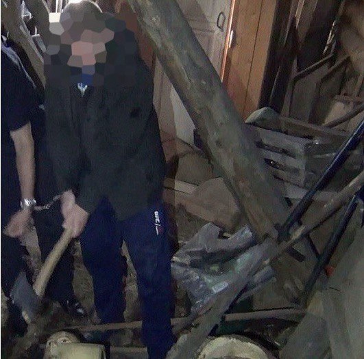 В Коношском районе местный житель осужден за убийство, а также покушение на кражу имущества из дома потерпевшей Коношский районный суд согласился с позицией прокуратуры и признал 41-летнего местного жителя виновным в убийстве, а также в покушении на кражу ч. 1 ст. 105 УК РФ, ч. 3 ст. 30, п. «а» ч. 3 ст. 158 УК РФ . Следствием, проведенным отделом СКР, установлено, что в ночь с 19 на 20 января 2024 года обвиняемый, находясь в нетрезвом состоянии, прибыл в дом к своей знакомой в п. Коноша для оказания помощи по хозяйству, однако в ходе внезапно начавшейся ссоры он подошел к женщине, бросил ее на пол, а затем, вооружившись найденным топором-колуном, нанес ей не менее 16 ударов по голове, лишив ее жизни. С места преступления обвиняемый скрылся. В дальнейшем, в ночное время 28 марта 2024 года злоумышленник решил вновь попасть в дом жертвы, чтобы похитить ее имущество. Проникнув в дом, и сложив в рюкзак различное ценное имущество, обвиняемый собирался покинуть жилище, однако был застигнут на месте преступления, и задержан сотрудниками полиции, которых вызвали бдительные соседи, увидевшие свет от фонарика в пустующем доме. Вину в совершении преступлений обвиняемый признал полностью. Судом, с учетом мнения стороны государственного обвинения, мужчине назначено наказание по совокупности преступлений в виде 10 лет лишения свободы с отбыванием в колонии строгого режима.