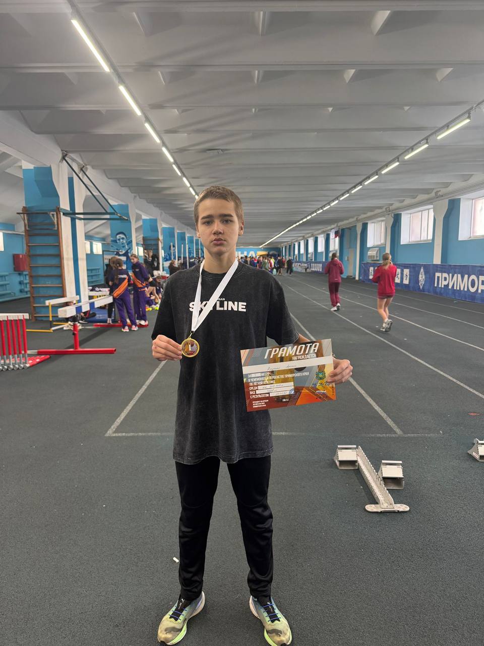 Медали из манежа Завершились чемпионат и первенство Приморского края по легкой атлетике проходившие традиционно для зимнего сезона в манеже Динамо Соревнования участвовали наши легкоатлеты и триатлеты   В результате Артём Якухный завоевал золото в беге на 3000 метров а Тимофей Геращенко бронзу в прыжках в длину Поздравляем наших спортсменов с медалями и желаем чтобы в каждом старте вы становились быстрее и сильнее   старт успехи