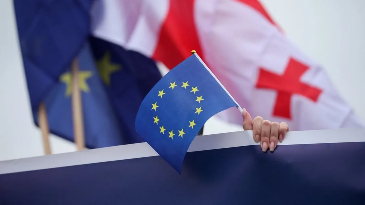 ЕС готовит санкции против Грузии Еврокомиссия заявила что на фоне политической ситуации в Грузии обсуждаются варианты давления включая санкции и приостановку безвизового режима Подробнее   Европейская комиссия допустила возможность применения санкций против Грузии а также приостановки безвизового режима Об этом заявила официальный представитель ЕК Анита Хиппер на брифинге в Брюсселе Хиппер заявила о серьезном отклонении от демократии которое по ее словам допустила правящая партия Грузинская мечта Она также обратила внимание на якобы преследование журналистов участников протестов и оппозиционных политиков По ее словам к 15 сентября все четыре лидера прозападной коалиции За перемены Зураб Гирчи Джапаридзе Ника Гварамия Ника Мелия и Элене Хоштария оказались в тюрьме Мы заявляем о полной солидарности с этими людьми и призываем к их немедленному освобождению сказала представитель Еврокомиссии Она также напомнила что ЕС уже снизил уровень политических контактов с Грузией и прекратил финансовую помощь властям усилив поддержку гражданского общества В июле издание Politico сообщало что в ЕС обсуждали возможность отмены безвизового режима для граждан Грузии Тогда решение не было принято из за позиции ряда стран Однако по данным Брюсселя ситуация изменилась после принятия Тбилиси законов об иностранном влиянии Обострение отношений между Грузией и ЕС началось после парламентских выборов в октябре 2024 года Победу тогда одержала партия Грузинская мечта с результатом 53 93 голосов Оппозиция отказалась признать итоги обвинив власти в фальсификациях В ноябре процесс евроинтеграции был приостановлен Бывший президент Саломе Зурабишвили назвала это окончанием конституционного переворота и движением в Россию Решение вызвало массовые протесты которые силовики разгоняли с применением слезоточивого газа и водометов Будьте в курсе последних новостей с TRT на русском