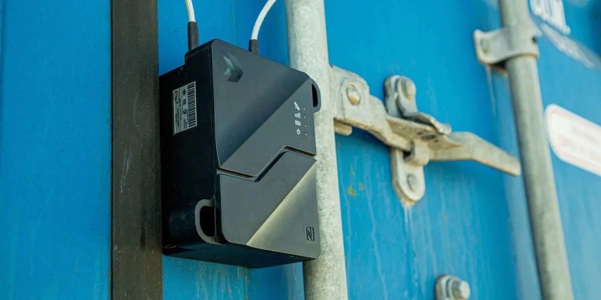 С 11 февраля в КР вводят обязательное навигационное пломбирование алкоголя и табака С 11 февраля 2026 г в КР вступает в силу требование об обязательном применении навигационных пломб при перевозке алкогольной и табачной продукции Система постоянного отслеживания внедряется в соответствии с соглашением Евразийского экономического союза Требование распространяется на экспортные и импортные операции осуществляемые как автомобильным так и железнодорожным транспортом Основная цель навигационного пломбирования автотранспортных средств обеспечение сохранности и достоверности задекларированных товаров