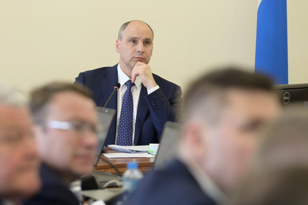 Руководитель Свердловской области Денис Паслер поручил до 30 июля открыть полноценное движение по эстакаде через железную дорогу на 42‑м километре ЕКАД. Персональная ответственность возложена на министра транспорта и дорожного хозяйства региона Александра Толкачева  Вопрос затягивания дорожных ремонтов был поднят на заседании правительства еще в начале июня, тогда Денис Паслер критиковал дорожников за отставание от графика и поставил задачу менять подрядчиков, которые не справляются с ремонтом.    Подробнее читайте на сайте «Областной газеты».    департамент информационной политики Свердловской области   Подписаться на «ОГ» Прислать новость Поддержать канал