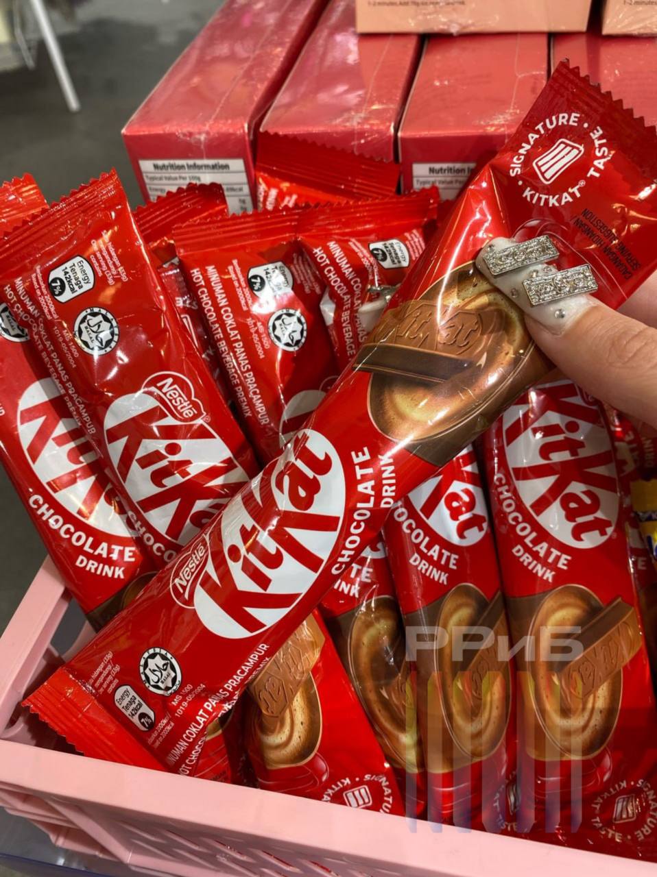 Горячий шоколад KitKat завезли в Россию. Растворимый напиток уже появился в несетевых магазинах. За новинку просят около 80 рублей.