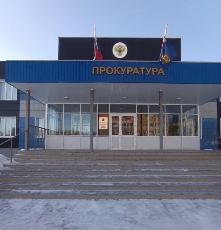 Канал нелегальной миграции Паре из Зеленодольска Татарстан грозит до 10 лет за то, что незаконно ставили иностранцев на учёт. По данным следствия, через созданный канал было незаконно поставлено на миграционный учет более 1,5 тыс. граждан других государств. Предварительно, супруги учредили юридическую фирму на подставное лицо. И нашли людей, которые от имени фирмы рисовали для гостей филькины грамоты. Полицейские арестовали подозреваемого организатора преступления и его жену, которую также обвиняют в причастности к преступной деятельности. Возбуждено уголовное дело, подозреваемым грозит до 10 лет тюрьмы. В данный момент они находятся под подпиской о невыезде. Версия