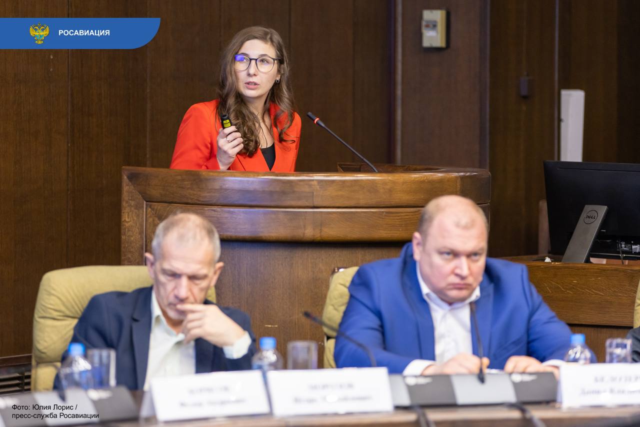 Заключительное в этом году заседание Общественного совета при Росавиации посвятили вопросу безопасности полетов проанализировали статистику разобрали тенденции и наиболее повторяющиеся типы событий  В обсуждении приняли участие глава агентства Дмитрий Ядров председатель Межгосударственного авиационного комитета Олег Сторчевой замруководителя Ространснадзора Владимир Фонарев В вопросах обеспечения безопасности полетов всем нам безусловно есть над чем работать События 2025 года привели к приостановке и аннулированию сертификатов эксплуатантов у ряда компаний Исходя из причин каждого авиационного события должны приниматься и принимаются соответствующие профилактические меры отметил Дмитрий Ядров В целом Россия продолжает оставаться в общемировом тренде по уровню безопасности полетов не демонстрируя при этом опасных тенденций  Также на заседании оценили качество и полноту предоставления госуслуг Росавиации в этой части отмечена положительная динамика   Следуйте за Росавиацией Наши каналы в MAX и telegram