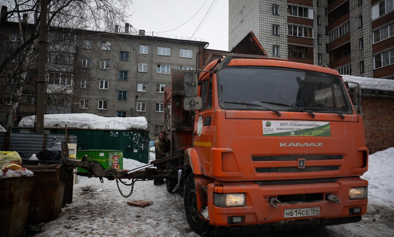 Мэр Кудрявцев поручил составить карту мусорных площадок в Новосибирске  Масштабное обследование мест для складирования ТКО проведут в Новосибирске по поручению мэра Максима Кудрявцева. Завершить инвентаризацию планируют летом 2025 года, сообщает пресс-центр муниципалитета.  На оперативном совещании во вторник, 10 декабря, глава города отметил, что не везде хватает мест для крупногабаритных отходов. Диваны и другая старая мебель часто находятся за пределами контейнерной площадки. Сами баки бывают переполнены.  «Необходимо улучшить санитарное состояние дворов и наладить взаимодействие районных администраций с профильным департаментом, а также с управляющими компаниями и ТСЖ. Прошу разработать карту площадок по городу, чтобы определить, где у нас в городе есть дефицит контейнеров, а где всё соответствует нормативам», — отметил мэр Максим Кудрявцев.  Решая этот вопрос, МУП «САХ» проводит системную работу с УК, ГЖИ, главами администраций и прокуратурой, рассказал директор предприятия Александр Южаков. Регоператор оценивает количество ёмкостей для мусора, необходимое для каждого конкретного двора.  «Фиксируем случаи завалов крупногабаритом, вывозим его сверх нормативов в зависимости от количества образовавшихся отходов. Смотрим на критическую ситуацию по количеству контейнеров и, не дожидаясь управляющих компаний, выставляем свои», — доложил Южаков.  Проблемы возникают из-за возросшего числа жилмассивов и желания собственников сэкономить. Появились новые дома, а площадки остались с советских времён. Там нет места для новых контейнеров, отсеков для выброшенной мебели или техники. Из-за отсутствия скатов экипаж мусоровоза вынужден вручную поднимать баки весом до 400 кг.  Начальник отдела организации и контроля вывоза ТКО «Спецавтохозяйства» Ольга Любенко отметила, что около 80% площадок в городе остро нуждаются в модернизации.