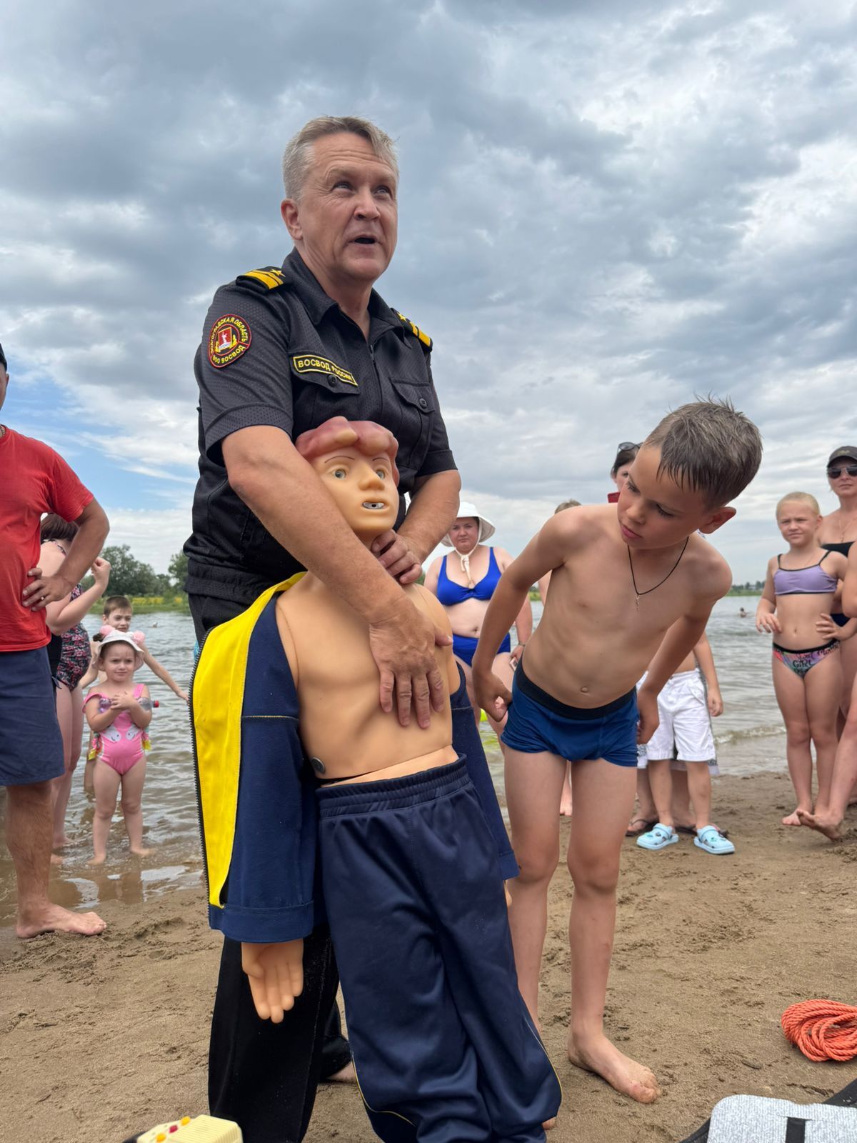 150 жителей Волгограда и Волжского научились безопасности на воде В минувшие выходные ВОСВОД провел мастер-классы на пляже Волжского и Тулака. Спасатели показали детям и родителям, как: правильно надевать жилет, оказывать первую помощь, действовать в критической ситуации. Патрулирование продолжается С начала сезона 4 группы ВОСВОД ежедневно проверяют пляжи, уделяя внимание семьям с детьми. Нарушителям грозят штрафы: до 4 тыс. руб. — для граждан, до 25 тыс. руб. — для должностных лиц. С 2025 года уже составлено 54 протокола. Контроль за безопасностью у воды поручил усилить губернатор Андрей Бочаров. Администрация Волжского Подписаться