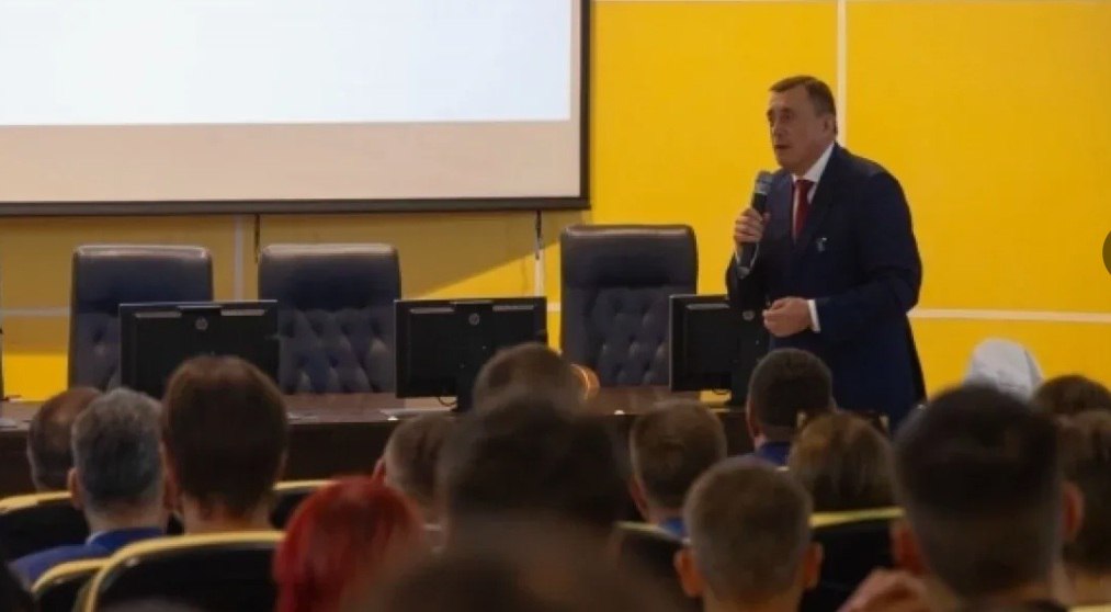 Сахалин рассчитывает ежегодно выпускать до 350 врачей В Сахалинской области реализуется проект медицинского кластера нацеленный на подготовку местных кадров с участием профессоров медицинского отделения Российской академии наук Ключевой элемент филиал Тихоокеанского государственного медицинского университета ТГМУ открытый в 2025 году Планируется что регион будет ежегодно выпускать до 350 врачей востребованных специальностей хирургии травматологии и ортопедии кардиологии а также развитию реабилитационной помощи История началась в 2016 году с сотрудничества региона и ТГМУ через базовую кафедру В 2022 году стартовали подготовительные этапы создания филиала а в 2024 м губернатор и ректор ТГМУ анонсировали его открытие Параллельно реализовывались программы привлечения кадров включая Земский доктор Земский фельдшер в 2024 году в регион приехали 13 специалистов В 2025 году для реабилитационного центра закупили 19 единиц нового оборудования в том числе антигравитационную беговую дорожку для восстановления двигательных функций Подобные образовательные кластеры создаются и в других регионах России например в Краснодарском крае и на Кавказских Минеральных Водах Отличительные черты сахалинского проекта акцент на подготовке и закреплении местных кадров интеграция образования практики и науки в единую систему а также фокус на направлениях медицины наиболее востребованных для островного региона