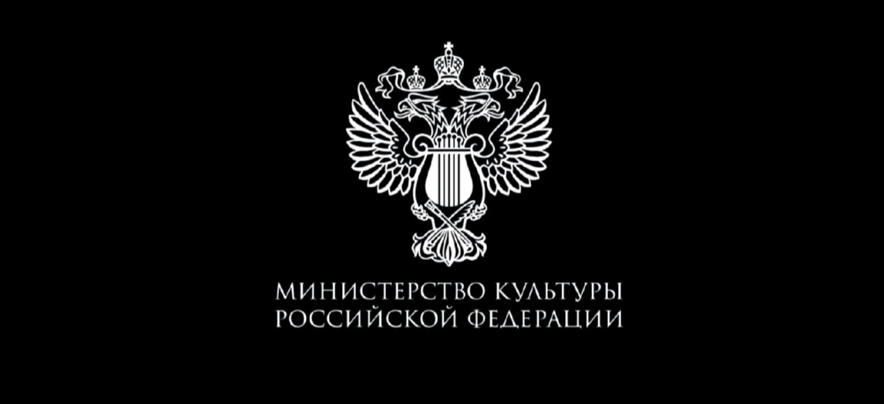 При поддержке Минкультуры России создан документальный фильм о жизни коренных малочисленных народов России В сентябре ноябре 2025 года в четырех федеральных округах Российской Федерации при поддержке Минкультуры России прошел первый Всероссийский культурный форум коренных малочисленных народов России Мероприятие объединило на своих площадках деятелей культуры и искусства коллективы народного творчества коренных малочисленных народов Российской Федерации представителей экспертного сообщества Всего в форуме приняли участие более 5 5 тысяч человек В завершение форума студией Телеивест был создан документальный фильм о жизни и культуре коренных малочисленных народов России Север нам к лицу Это увлекательный кинорассказ о представителях пяти малочисленных народов Севера нганасанах вепсах манси эскимосах и ненцах Каждый из героев фильма Аделина Яптик Ирина Малых Алексей Чучанчар Александра Анискина и Нелля Омрынто увлекательно рассказывает о себе и своем народе об увлечениях и ремеслах о красоте своей малой родины и многовековых обычаях Эти рассказы не нуждаются в закадровом тексте они вместе создают картину особенного мира отечественного Севера его культуры традиций современной жизни Фильм снимался в четырех регионах России в Тюменской области Республике Карелия Чукотском автономном округе и Красноярском крае Автор фильма журналист телеведущий и документалист лауреат премии Союза журналистов России Золотое перо России Иннокентий Иванов