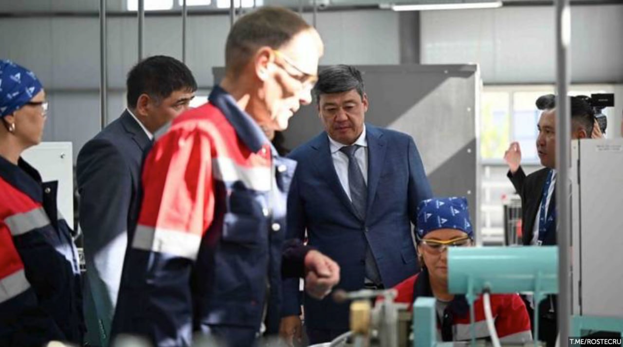 Ростех помог Киргизии запустить современный завод взрывчатки В киргизском городе Кемин при поддержке госкорпорации Ростех открылось современное производство взрывчатых материалов для горнодобывающей промышленности Новый промышленный комплекс занимает площадь более 30 тыс кв метров открыто более 100 рабочих мест для высококвалифицированных специалистов сообщает пресс служба Ростеха При создании завода использовались передовые технологии российских предприятий включая буровзрывную компанию Спецвмтех входит в Ростех Новый промышленный комплекс будет выпускать широкую номенклатуру продукции для взрывных работ системы инициирования электронные детонаторы нового поколения а также эмульсионные и гранулированные взрывчатые вещества Монокль главное о русском бизнесе и не только Подписаться