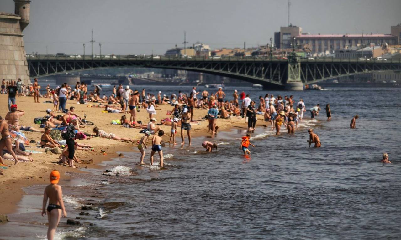 Жителей Петербурга в этом году ожидает жаркое лето без дождей сообщили в центре погоды Лето будет жарким и знойным без дождей а пик жары придётся на июль и август именно в эти месяцы температура будет особенно высокой