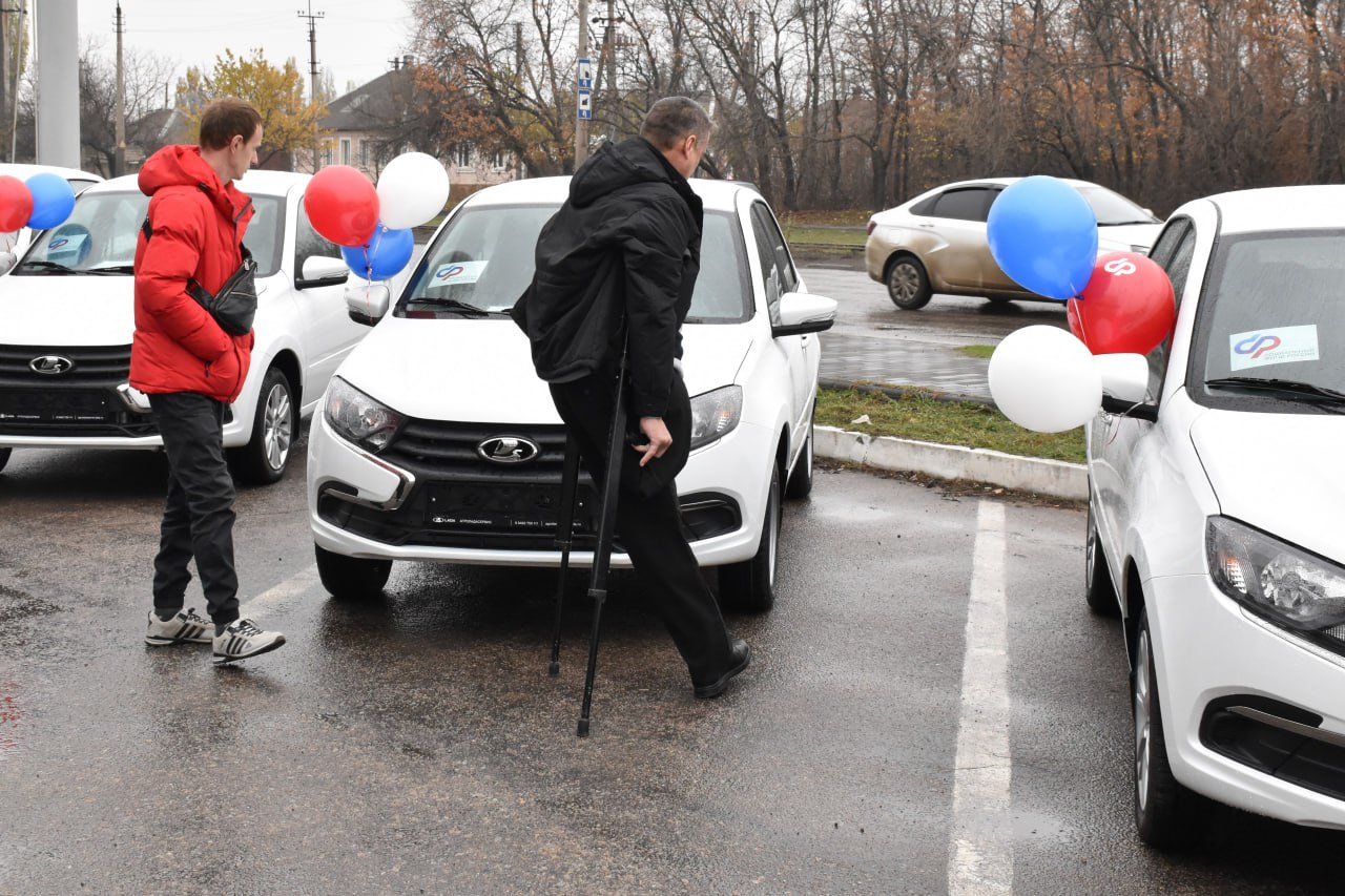 Соцфонд передал первые восемь автомобилей пострадавшим на производстве жителям ЛНР      Отделение Социального фонда России по ЛНР передало первые восемь специализированных автомобилей жителям Республики, пострадавшим на производстве. На закупку восьми Lada Granta было направлено 13,6 млн рублей.  Управляющая отделением СФР РФ по ЛНР Татьяна Васильева отметила, что на сегодняшний день 200 жителей ЛНР, пострадавших на производстве, нуждаются в автомобилях.   – Отделение Социального фонда России по Луганской Народной Республике приложил максимум усилий, чтобы мы первые из четырех территорий, которые присоединились к Российской Федерации, чтобы закупить для вас транспорт, – обратилась к получателям автотранспорта управляющая отделением СФР РФ по ЛНР Татьяна Васильева. – Самое важное, чтобы эти машины были вам надежным подспорьем в решении бытовых вопросов. Чтобы вы могли комфортно себя чувствовать, несмотря на состояние здоровья, которое вы потеряли на производстве.   По медицинскому заключению один человек получил автомобиль с механической коробкой передач, семь – с автоматической. Одна из них Ирина Александрова. Она получила увечья в 1988 году и с тех пор управляла автомобилей с ручным управлением. До того у нее также имелся опыт вождения.  Источник: Газета Республики ________ Поддержите канал Подпиской на "Сыны Отечества" или Голосом за канал    подписаться   проголосовать   Наш проект в социальных сетях: Вконтакте, Одноклассники, Дзен, RuTube