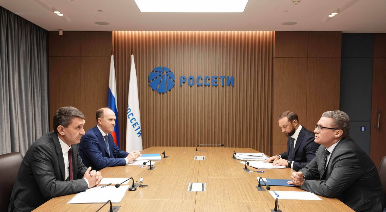 Россети увеличат инвестиции в развитие энергетической инфраструктуры Вологодской области Губернатор Вологодской области Георгий Филимонов и глава Группы Россети Андрей Рюмин на встрече в Москве обсудили решение ключевых инфраструктурных задач и подготовку Вологды Череповца и Великого Устюга к юбилеям которые состоятся в 2027 году В июне прошлого года на полях Петербургского международного экономического форума подписали соглашение о сотрудничестве с компанией Россети Северо Запад направленное на повышение надёжности и качества электроснабжения в Вологодской области Приоритетные задачи нашего взаимодействия консолидация электросетевых активов внедрение инновационных решений в строительстве и эксплуатации объектов электроэнергетики При участии Россетей также модернизируем социально значимую инфраструктуру в том числе в областной столице Совместными усилиями продолжим создавать безопасную и устойчивую энергосистему региона и обеспечивать комфортные условия для жизни вологжан сказал Георгий Филимонов Андрей Рюмин отметил что в Вологодской области развивается экономика сельское хозяйство туризм Для этого необходима современная энергетическая инфраструктура В 2025 году Россети направили на инвестиции в регионе 3 9 млрд рублей Крупнейшим проектом в магистральном комплексе стала модернизация подстанции 220 кВ в Сокольском районе В распределительных сетях значительная часть работ была связана с социальным развитием энергетики обеспечили электроснабжение 1 9 тыс новых домов и 13 медицинских объектов Кроме того Россети Северо Запад подключили более 40 производственных и агроплощадок Для нас важно партнерство с регионом поскольку мы ориентированы на решение общих задач Реализация согласованной регуляторной модели и поддержка консолидации сетей включая объекты в промышленных и туристических центрах позволяют наращивать инвестиции В 2026 году мы направим на финансирование проектов в Вологодской области около 5 2 млрд рублей уделив особое внимание укреплению Вологодско Череповецкого энергоузла рассказал Андрей Рюмин Также на встрече обсуждалась работа энергетиков вовремя отопительного сезона Было отмечено что нагрузки на сетевую инфраструктуру растут что требует увеличения производственных программ В 2025 году Группа Россети направила на финансирование ремонтной кампании в Вологодской области около 1 5 млрд рублей В 2026 году планируется рост показателя на 41 до более чем 2 1 млрд рублей Россети в МАХ