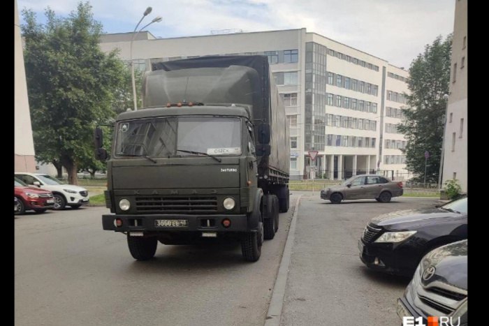 Военный грузовик перекрыл парковку в центре Екатеринбурга В центре Екатеринбурга военный КАМАЗ «хамски» перекрыл карман на улице Попова рядом с ТЦ «Алатырь», где паркуются автомобилисты. На это Е1.RU пожаловалась сегодня утром читательница, которая обычно оставляет там свою машину. «Водитель спит в кабине, постучала — не просыпается. Думаю, что ночью так удачно встал. Ночью —то парковка свободна», — поделилась читательница E1.RU. Однако постоянный автоэксперт портала Дмитрий Ларионов призвал ориентироваться на знаки, установленные по ходу движения водителя. «В населенном пункте стоянка у левого края проезжей части разрешена», — говорит Дмитрий Ларионов. При этом он обратил внимание, что еще непонятно, что представляет собой «карман», где привыкла парковаться автолюбительница — парковку или тротуар.