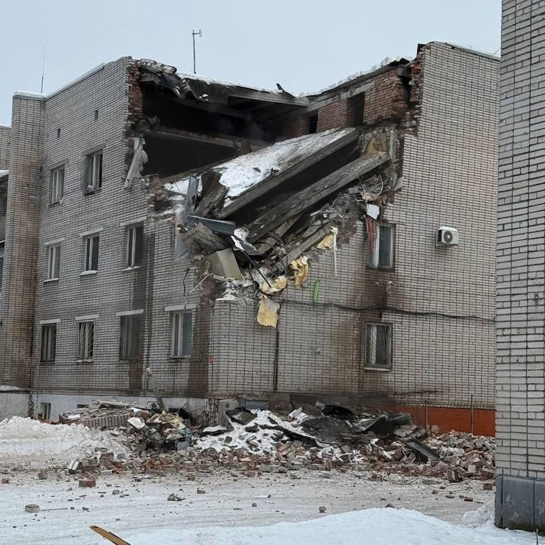 Два человека погибли при взрыве в здании военной комендатуры При происшествии обрушились второй и третий этажи здания а также чердачное перекрытие Спасательные службы продолжают работу здание остаётся опасным из за угрозы дальнейшего разрушения Прямой эфир Наш MAX