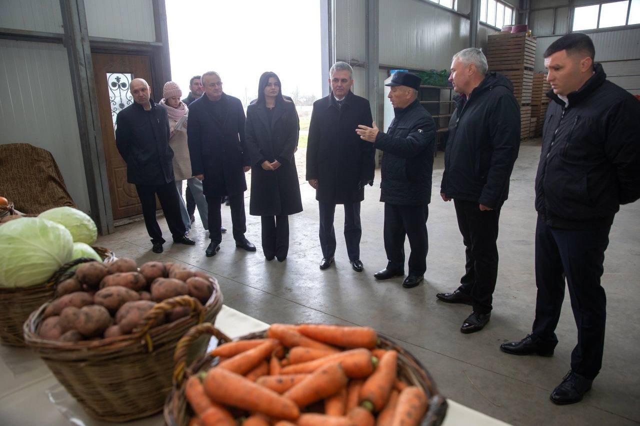 Вадим Красносельский побывал сегодня в Слободзейском районе  Глава района Василий Тищенко представил Президенту результаты 2024 года:   60+ тыс. га земли сельхозназначения;   В АПК задействовано 456 предприятий;   Собрано 128 тыс. тонн зерна, урожайность – 38,5 ц/га;   Выращено 17 тыс. тонн сахарной свеклы, томатов, картофеля и зелёного горошка;   Собрано 5,3 тыс. тонн фруктов.   Лидеры производства: «Фикс», «ЕвроРостАгро», «Агростар», «Рустас».