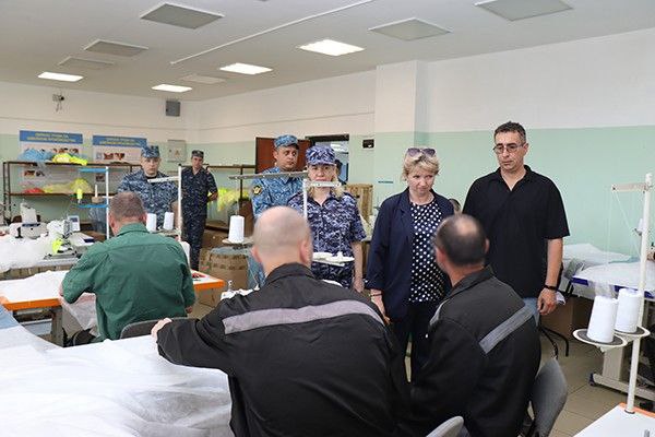 Новомосковскую ИК №6 посетили члены Общественной наблюдательной комиссии Тульской области Плановую проверку условий отбывания наказаний и соблюдение прав осужденных в учреждении провели председатель региональной ОНК Юлия Ситникова и общественный наблюдатель Андрей Козлов. Обход учреждения общественные наблюдатели совершили в сопровождении начальника УФСИН России по Тульской области Павла Ломакина, заместителя начальника исправительной колонии №6 Ивана Кладова, начальника МСЧ -71 Елены Корнеевой и помощника начальника УФСИН по соблюдению прав человека в УИС Натальи Моськиной. Представители общественности ознакомились с жилыми отрядами, столовой для осужденных, банно-прачечным комбинатом и производственными цехами. В первую очередь их интересовали санитарно-бытовые условия, качество питания осужденных, а также наличие необходимых медикаментов и объем медицинской помощи, оказываемой как местными врачами, так и приглашенными специалистами. Завершающим этапом визита стал личный прием осужденных, организованный членами ОНК в административном корпусе учреждения. Данная практика позволяет общественным наблюдателям получать информацию напрямую от лиц, отбывающих наказание, и оперативно реагировать на их обращения. Начальник УФСИН России по Тульской области Павел Ломакин подчеркнул важность конструктивного взаимодействия с институтами общественного контроля. Он отметил: "Плановые визиты членов ОНК – неотъемлемая часть нашей работы. Мы заинтересованы в открытости и объективной оценке условий содержания осужденных. Подобные проверки позволяют выявлять точки роста, обмениваться мнениями и вновь удостоверяться, что права граждан, находящихся в учреждениях УИС, соблюдаются в полной мере. Мы всегда готовы к диалогу и плодотворному сотрудничеству с общественными наблюдателями." По итогам проверки исправительной колонии №6 члены ОНК Тульской области составили акт, в котором зафиксировали результаты своих наблюдений. Источник