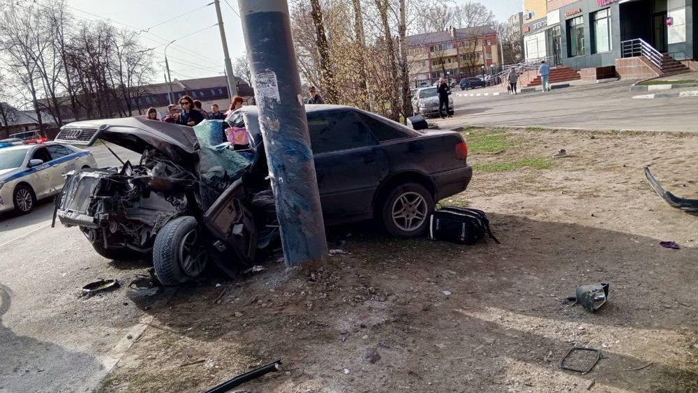 Брянский областной суд подтвердил законность и обоснованность приговора, вынесенного водителю, насмерть сбившему женщину на остановке в Бежицком районе Брянска  Трагедия произошла 8 апреля 2024 года. Согласно обвинительному приговору, водитель 2004 года рождения, находясь за рулем автомобиля и двигаясь по улице 22-го съезда КПСС со скоростью более 109 километров в час, потерял управление и вылетел на остановку. В результате наезда молодая женщина получила смертельные травмы и скончалась по пути в больницу. На суде осужденный признал вину и частично возместил моральный ущерб, причиненный родственникам погибшей.  Районный суд приговорил виновного к 2 годам лишения свободы в колонии-поселении с лишением права управления транспортными средствами сроком на 2 года и 6 месяцев. Также суд обязал водителя выплатить родственникам погибшей компенсацию в размере 580 тысяч рублей.  Областной суд оставил этот приговор без изменений, апелляционные жалобы были отклонены.  Фото издания «Брянские новости»