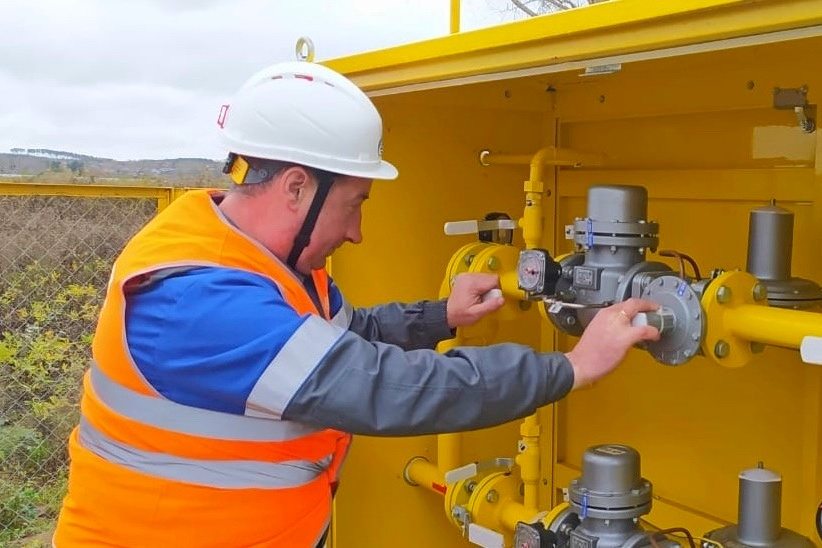 В село Пищалье Оричевского района пришел газ. Для этого специалисты «Газпром газораспределение Киров» построили газопровод протяженностью 7 км. Более 150 домов получили возможность подключиться к газу.  — На сегодня от жителей села принято 48 заявок на подключение, заключено 43 договора. В первых трех домах уже появился газ. Также сети подведены к котельной, которая отапливает социальные объекты, — рассказал генеральный директор ООО «Газпром межрегионгаз Киров», АО «Газпром газораспределение Киров» Александр Чиликин.  Напомним, жители газифицированных населенных пунктов могут стать участниками программы догазификации, которая реализуется по поручению Президента России Владимира Путина и с 2025 года входит в нацпроект «Инфраструктура для жизни». По условиям программы газ доводится до границ участка домовладения бесплатно.  Для участия в программе необходимо подать заявку:  — на сайте Единого оператора газификации connectgas.ru  — на сайте «Газпром газораспределение Киров»   — на Госуслугах gosuslugi.ru — в офисах обслуживания «Газпром газораспределение Киров» — в МФЦ — в администрациях районов   Кировская область