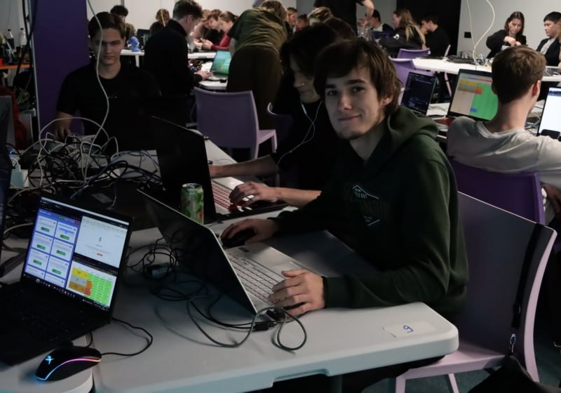 Каждая пятая компания в Омске работает с самозанятыми По данным портала SuperJob около 20 омских работодателей привлекают самозанятых Компании используют этот формат для решения проектных и узкоспециализированных задач без расширения штата Чаще всего с самозанятыми работают представители малого и среднего бизнеса вне зависимости от численности сотрудников Наиболее востребованными сферами стали строительство и проектирование