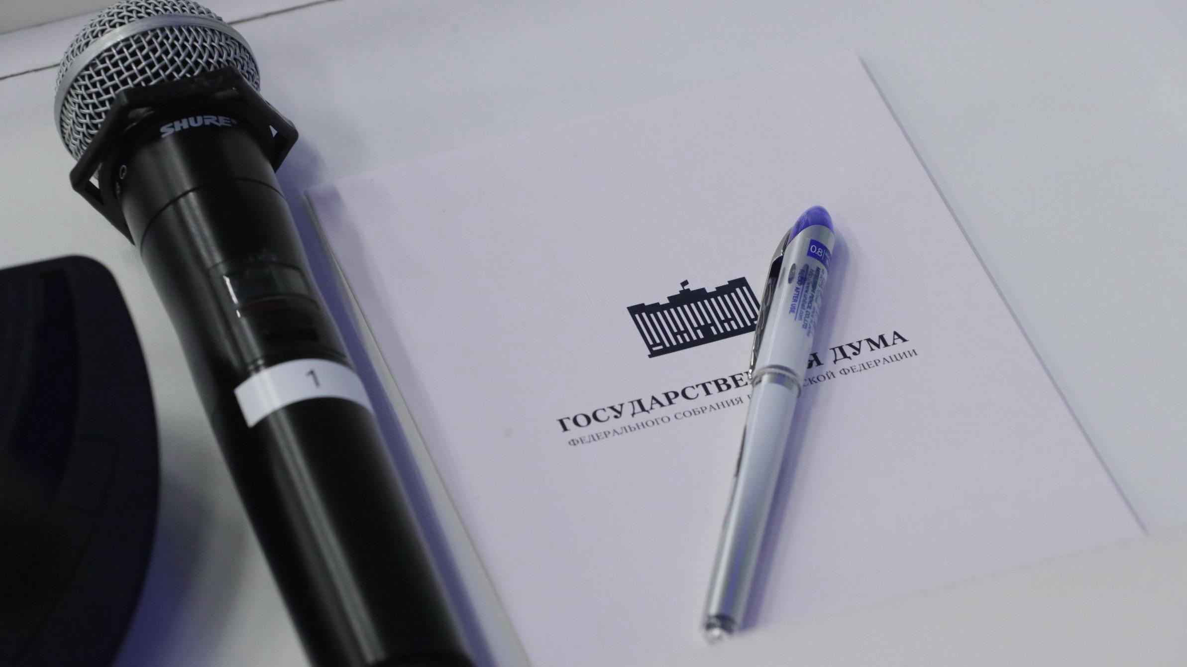 Межфракционная конференция Приоритеты социально экономического развития России пройдёт сегодня в соответствии с решением Совета Государственной Думы Инициатива о проведении конференции была поддержана Председателем ГД Вячеславом Володиным и руководителями всех фракций Участие в мероприятии примут лидеры фракций ГД главы комитетов и депутаты Госдумы представители профильных министерств РФ Центрального банка а также экспертного сообщества и деловых организаций Участники конференции обсудят конкретные меры и законодательные инициативы направленные на обеспечение экономического суверенитета России в условиях современных геополитических вызовов реализацию курса на опережающее развитие страны повышение производительности труда и развитие инфраструктуры РФ Программа мероприятия предусматривает проведение пленарного заседания конференции и трёх стратегических сессий по темам Денежно кредитная политика Производство и инвестиции и Пространственное развитие в контексте социально экономических вызовов Подписывайтесь на Дума ТВ в MAX