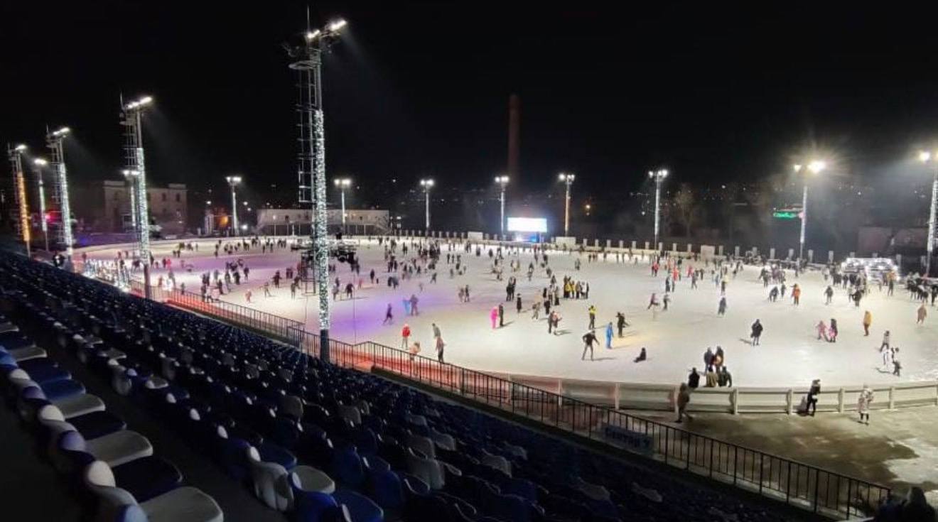 Каток на стадионе Авангард откроется в субботу Закрытый почти две недели назад каток на стадионе Авангард откроется в субботу 31 января Здесь проводили ледовый спидвей в связи с чем каток временно не работал Планируется что он будет работать до 15 февраля с почти недельным перерывом для подготовки к турниру по дворовому хоккею среди любительских команд Прокат будет работать по следующему графику 31 января 1 февраля с 14 00 коньки будут выдавать до 19 00 в 20 00 прокат закроется 3 5 февраля с 16 00 коньки будут выдавать до 19 00 в 20 00 прокат закроется 11 13 февраля с 16 00 коньки будут выдавать до 19 00 в 20 00 прокат закроется 14 15 февраля с 14 00 выдача коньков до 19 00 в 20 00 прокат закроется