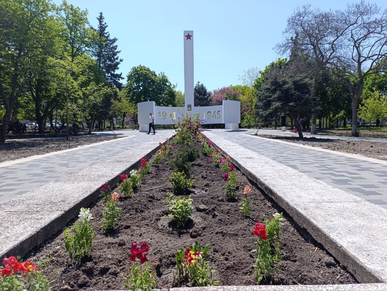 В Геническе завершилось благоустройство Сквера Воинской славы Губернатор Херсонской области сообщил о результатах встречи с депутатом регионального парламента Энвером Абдураимовым, куратором проекта «ЕР» «Городская среда». Они обсудили реализацию федеральной программы «Формирование комфортной городской среды». «Полностью привели в порядок Сквер Воинской славы в Геническе. Там теперь красиво и уютно», — отметил глава региона. В 2025 году также планируется преображение парка в Нижних Серогозах, сквера «Молодёжный» в Скадовске, обустройство игровых и спортивных площадок в населенных пунктах Воскресенка, Чаплинка, Александровка, Красное, Круглоозерное, Новотроицкое и Геническ.