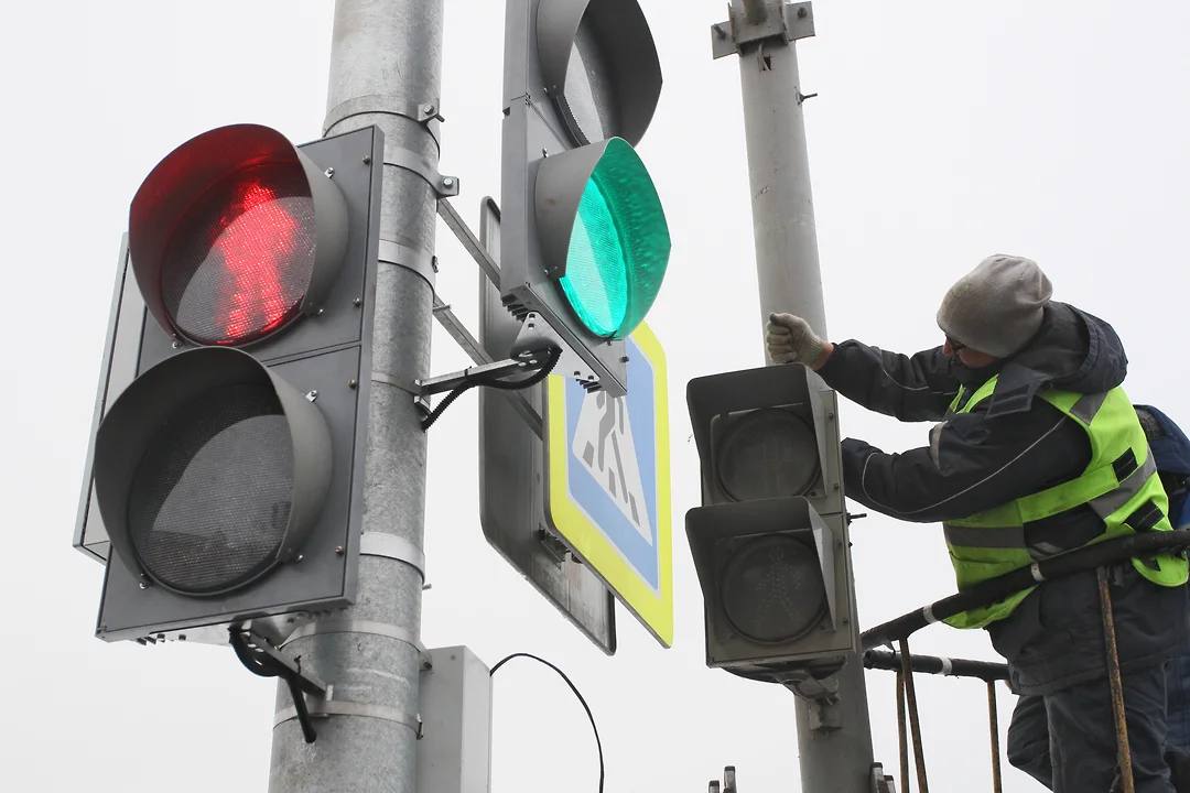 В Казани из-за плохой погоды отключились светофоры на 7 перекрестках   Арбузова — Журналистов,   Фучика — Минская,   Мамадышский тракт — Аббасова,   Тихорецкая — Алибастровая,   Копылова — О. Кошевого,   Ленинградская — Айдарова и   Ижевская — П. Витера  Аварийные бригады уже работают на месте.  Фото: Коммерсантъ / Роман Яровицын