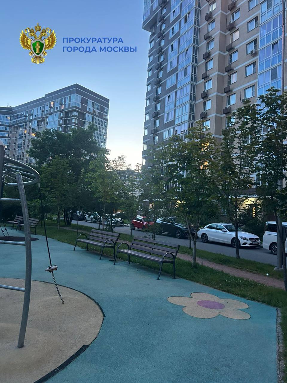 Жители ЖК в Новой Москве устроили стрельбу по детской площадке из пневматического пистолета. Как рассказали «Осторожно, Москва» очевидцы, инцидент произошел сегодня в ЖК «Татьянин Парк»: там пара, стоящая на одном из балконов, достала, предположительно, пневматический пистолет и произвела несколько выстрелов в сторону площадки, на которой в тот момент находились дети. На кадрах, присланных жильцами, видно, как мужчина и женщина направляют пистолет в окно. «Они стреляли по детям металлическими пульками. Эти люди, кажется, находились в нетрезвом состоянии. Они попали по колеске, где спал маленький ребенок. А детей с площадки быстро эвакуировали. Никто из них вроде не пострадал», – рассказала жительница ЖК. Жильцы вызвали сотрудников полиции. Прокуратура контролирует установление обстоятельств происшествия ЧП / Москва