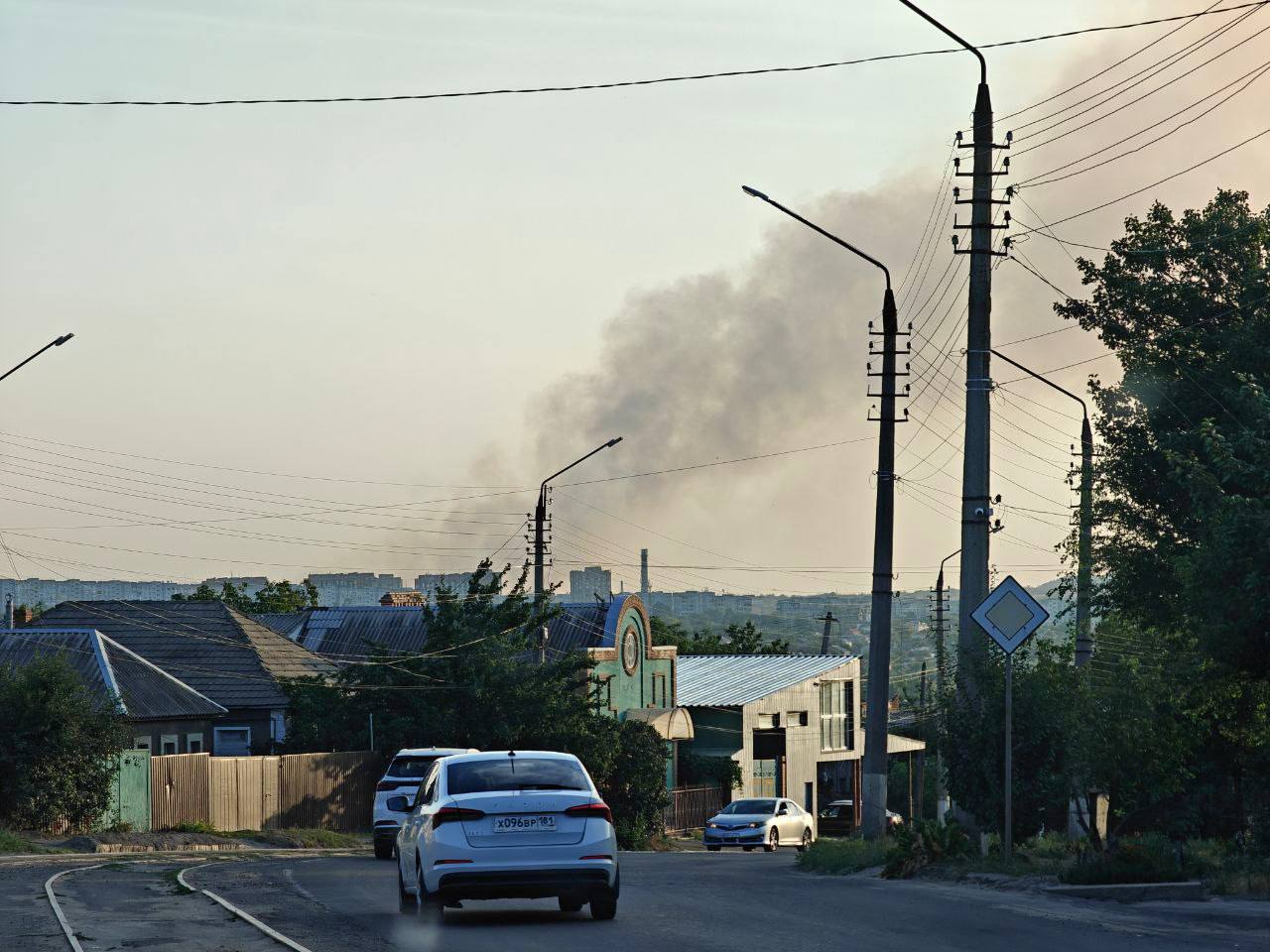 Горят поля за Южными кварталами Луганска. Именно этот дым видно из разных точек города. обн. Пожар в районе пгт. Ленина. На месте работают 30 спасателей и 6 единиц техники. Прислать новость Подписаться