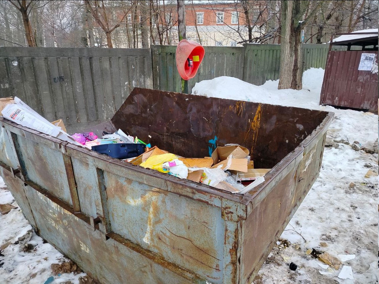 Жители деревни Ляхово и улицы Кащенко в Нижнем Новгороде вынуждены ждать автобус буквально на помойке. Мусорный контейнер стоит там, где должна быть остановка.  Недавно там еще был остановочный павильон. Однако его, а также киоск рядом снесли как незаконные сооружения, рассказали местные.  Зато таксофон на месте. Все удобства для людей!    Фото: «Кстати»