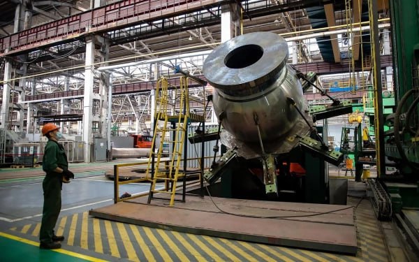 Двигателестроение признано одним из ключевых показателей технологического развития и суверенитета От него зависят автомобильная авиационная судостроительная локомотивная отрасли а также производство газотурбинных и ракетных двигателей говорят эксперты В первом полугодии рост производства машиностроительного комплекса в целом составил 11 8 При этом в третьем квартале 2025 года перспективы роста среди крупных секторов промышленности показало транспортное машиностроение инвестиции в секторе увеличились в 3 3 раза к аналогичному прошлогоднему периоду На этом фоне для производства двигателей складываются благоприятные условия говорят эксперты Рассказываем как развивается российское двигателестроение и разработки новых моделей РБК Отрасли