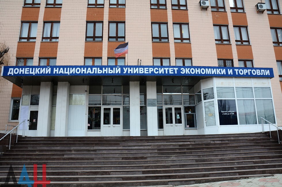 В ДонНУЭТ отметили заметный прирост числа абитуриентов #молодежь Всего с начала приемной кампании проступило свыше 5 тыс. заявлений от желающих учиться в вузе, что примерно на 800 больше, чем в 2024-м. Сейчас продолжается прием документов на магистратуру и аспирантуру. ДонНУЭТ стабильно готовит кадры, принимающие участие в формировании и реализации важнейших государственных решений по развитию ДНР, — сообщил ответственный секретарь приемной комиссии вуза Евгений Тумаков. Читать полностью Подписаться