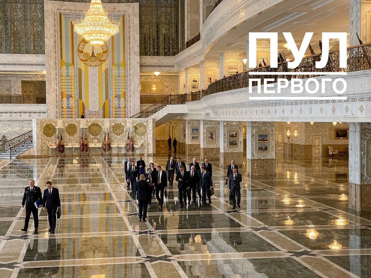 Лукашенко собирает новый Кабмин. В прямом эфире! Сегодня Александр Лукашенко проводит первое совещание с обновлённым составом правительства. Ожидается, что речь пойдёт о ключевых направлениях работы кабмина в ближайшее время. Список вопросов очень разнообразный. Пул уверен, будет интересно. Смотрите прямую трансляцию выступления Первого на «Первом информационном».