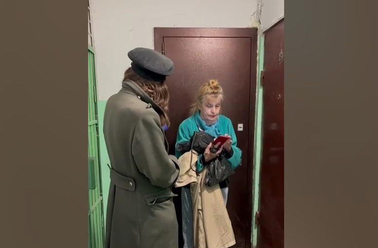 Ученый совет ННГУ практически единогласно не поддержал избрание Галины Петровой на должность профессора кафедры уголовного права и процесса юридического факультета ННГУ Трудовой контракт с матерью нижегородского «живодера в шинели» вуз не продлил, сообщил пресс-секретарь ННГУ Алексей Никонов. В конце апреля в квартире Галины Петровой и ее сына на улице Надежды Сусловой были обнаружены погибшие, а также расчлененные и упакованные по баночкам котята и щенки. По факту жестокого обращения с животными возбудили уголовное дело. Позже в другой квартире, принадлежащей профессору ННГУ Петровой, также были найдены доказательства издевательств над животными. В настоящее время Андрей Петров, по данным ряда СМИ, находится в психиатрической больнице. Его мать проходит по уголовному делу свидетелем. Зоозащитники добиваются, чтобы ее признали соучастницей. Волонтеры полагают, что котят и щенков Петровы скупали по объявлениям с рук и на рынках, а затем ставили над животными опыты. Прислать новость