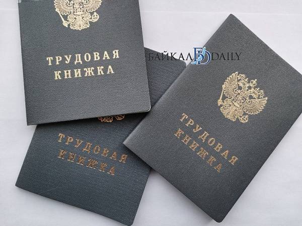 Улан удэнцы уходят во внеплановый отпуск ради халтуры За последний год 15 жителей столицы Бурятии обращались к руководству с просьбами о предоставлении внепланового отпуска Из них у 12 были на то законные основания а у 3 таковых не оказалось Чем старше улан удэнцы тем чаще они сталкиваются с обстоятельствами заставляющими писать подобные заявления Это как правило болезни близких травмы домашних питомцев проблемы с учёбой горящие путёвки каникулы у детей школьников и семейные неурядицы Некоторые признавались что уходили во внеплановые отпуска на основной работе когда подворачивалась высокооплачиваемая подработка в другом месте Начальство относится к отдыху подчинённых вне графика вполне лояльно в 89 случаев отказов в его предоставлении не было Источник Baikaldaily