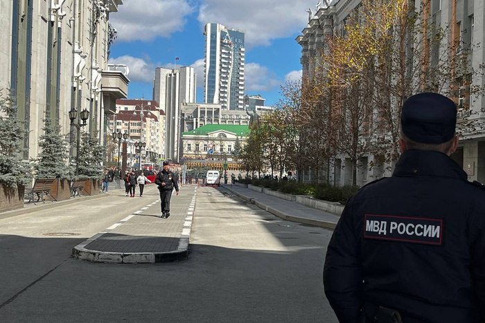 Екатеринбург опять перекроют. Когда и зачем? В Екатеринбурге в очередной раз перекроют половину города. Через месяц, 29 июня, тут пройдут соревнования по триатлону IronStar. Улицы в центре и на ВИЗе будут закрыты с 07:00 до 14:00. Спортсмены побегут от стадиона «Динамо» к акватории пруда, где пройдет плавательный этап. А потом пересядут на велосипеды и поедут по городским улицам и Новомосковскому тракту. Вот как это будет выглядеть: