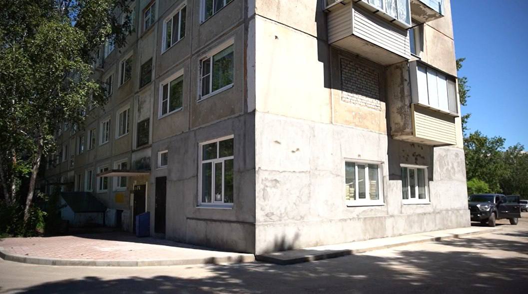 Благодаря президентскому нацпроекту в Благовещенске создают уже восьмую по счёту библиотеку нового поколения Современным в этом году становится книжный дом под названием «Багульник» в посёлке Моховая Падь. Её преобразования проходят в рамках нацпроекта «Семья». Ремонт в библиотеке уже завершён. Здесь заменили освещение, батареи, выровняли полы, обновили стены, расширили дверные проёмы и установили новые двери, чтобы маломобильные посетители могли с комфортом передвигаться по «книжному дому». Сейчас завершается ремонт фасада, в рамках которого оборудована удобная площадка и входная группа для маломобильных групп населения. Когда всё будет готово, сотрудники библиотек Благовещенска разместят навигацию и, расставят на полки новые книги – а это более тысячи современных изданий. Завершить модернизацию книжного пространства планируют до конца сентября. Подробнее