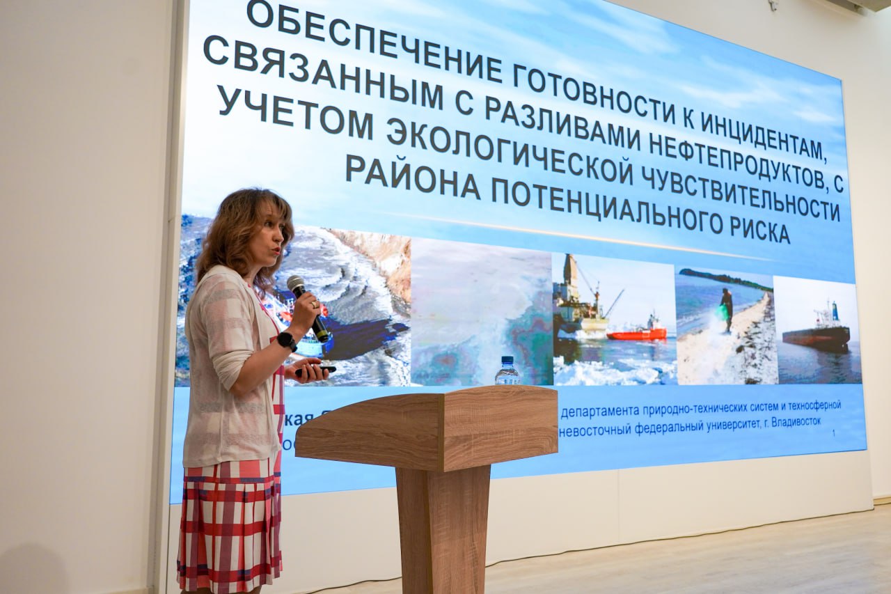 ЕАО принимает масштабный Международный экологический форум В Еврейской автономной области проходит международный экологический форум «Охрана окружающей среды и устойчивое развитие территорий». Участие в событии принимают более 50 ученых, преподавателей вузов, образовательных учреждений и общественных организаций. Экологическая тематика объединила пять государств: Россию, Таджикистан, Киргизию, Белоруссию и Китай. В ходе форума будут решать вопросы и проблемы в области экологии отдельных регионов России и стран зарубежья. Участники делятся опытом, совместно ищут ключи к решению вопросов окружающей среды. С приветственным словом выступил заместитель губернатора области Антон Акимов: «Впервые мы принимаем на нашей территории такой форум. Пять стран объединились для изучения важных научных вопросов, причем не просто в теории. Разберут тему охраны окружающей среды, проработают вопрос развития территорий, что сегодня важно для каждого региона. Спасибо нашим гостям за интерес и участие. И отдельно благодарю организаторов. Желаю всем плодотворной работы и достижения поставленных результатов». Работа площадок форума разделена на несколько дней. В первый день уже провели пленарное заседание, где с докладами выступили ведущие исследователи, кандидаты, доктора наук и профессоры. Им вручили памятные подарки и Благодарственные письма. Основные мероприятия программы пройдут в формате тематических секций по двум ключевым направлениям: «Охрана окружающей среды и рациональное природопользование» и «Экологическое образование, воспитание, просвещение». Ректор ПГУ им. Шолом-Алейхема Наталья Баженова отметила, что тематика форума разнообразна и глубока: от научно-концептуальных основ до обсуждения вопросов экологического просвещения в школах и детских садах. Это поможет вырастить ответственных людей, которые будут заботиться об экологии. Проект реализуется на площадке ПГУ имени Шолом-Алейхема в рамках программы стратегического академического лидерства «Приоритет-2030» при поддержке главы региона Марии Костюк. Эта программа – часть нацпроекта «Молодежь и дети», запущенного по инициативе Президента России Владимира Путина. ЕАО все чаще становится площадкой для проведения дальневосточных, федеральных и международных мероприятий. Так, в регионе состоялись международный форум красоты и гостеприимства, Дальневосточный медиасаммит, патриотические и просветительские мероприятия.