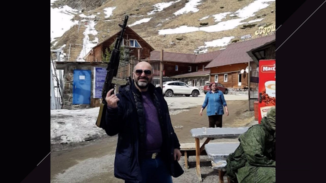 «Показывал какой он важный человек»: Григор Вернер отметился ещё и на автомойке в Ольгино Следуя по маршруту Григора Вернера, выяснил, что в пятницу артист захаживал ещё и на автомойку в Ольгино. Сотрудники рассказывают, что, несмотря на наличие у мужчины пистолета и ножа, вёл он себя не агрессивно. Скорее, просто хотел похвастаться «игрушками». При этом свой инвентарь визитёр продемонстрировал как бы невзначай, когда снял куртку. Тогда работники автомойки увидели, что у мужчины при себе чехол для наручников, нож и пистолет. Ствол Григор начал протирать прямо в автомойке, при этом просил одного из сотрудников находиться рядом. Также свидетелю сего перформанса Вернер дал заценить фото и видео с телефона. «Показывал какой он важный человек», — охарактеризовал контент сотрудник автомойки. соцсети Подписаться Прислать новость