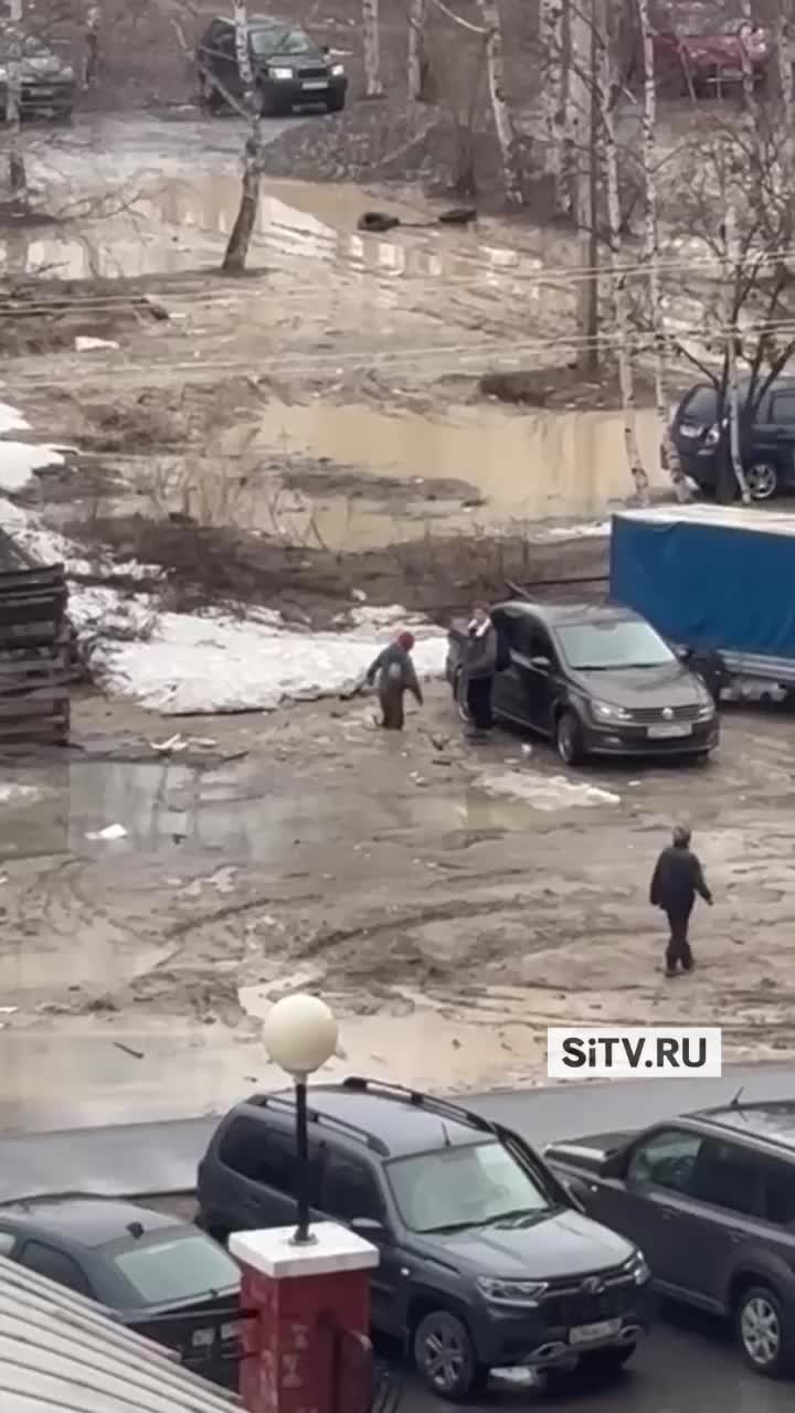 Мальчик в Сургуте застрял в грязи, спасен прохожим