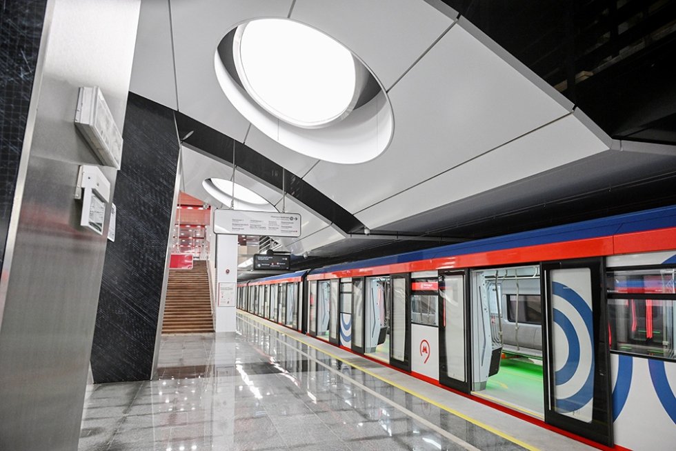 Первый беспилотный метропоезд начнут тестировать в Москве в декабре Об этом сообщил мэр столицы Сергей Собянин в своем блоге Расширение применения умных технологий это важная часть стратегии развития столицы Ранее в столице запустили первый беспилотный трамвай Следующим этапом стало применение искусственного интеллекта в метро ИИ будет управлять разгоном торможением и работой дверей а машинист обеспечит контроль безопасности Испытания будут проходить без пассажиров на Большой кольцевой линии в ночное время Искусственный интеллект уже давно является рабочей технологией практически в каждой отрасли городского хозяйства Москвы Активно он внедряется и на транспорте благодаря чему поездки по городу становятся комфортнее быстрее и безопаснее написал мэр Москвы Фото Илья Питалев РИА Новости Подписаться на Российскую газету в Читать нас в MAX