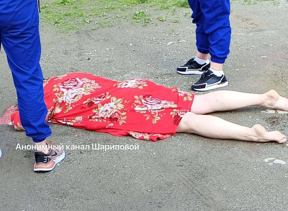 Трагический инцидент в Находке В доме на ул. Спортивной, 3а произошло ЧП — женщина выпала из окна. По предварительным данным, падение оказалось смертельным. Очевидцы просят воздержаться от просмотра и распространения шокирующих материалов с места происшествия. Обстоятельства случившегося выясняются.