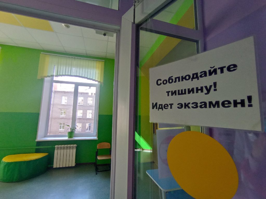 В Рязанской области в основной период ЕГЭ экзамены сдали более четырех тысяч человек В Рязанской области завершился основной период сдачи ЕГЭ. Об этом информирует министерство образования региона. Также сообщается о мерах поддержки отличившихся выпускников, реализуемых по поручению губернатора Павла Малкова. Основной период сдачи ЕГЭ проходил с 23 мая по 23 июня. В нем приняли участие более 4 тысяч одиннадцатиклассников, выпускников прошлых лет и учащихся учреждений среднего профессионального образования. В этом году возросло количество сдавших ЕГЭ по профильной математике – на 4,5%, физике – на 5,2%, информатике – на 3,9%. Это стало следствием увеличения интереса к точным наукам, знание которых необходимо для получения технических, инженерных и других востребованных специальностей в реальном секторе экономики. На сегодняшний день в регионе 28 стобалльных результатов Единого государственного экзамена: по математике, русскому языку, физике, химии и литературе. Выпускница рязанской школы №69 Арина Мер...